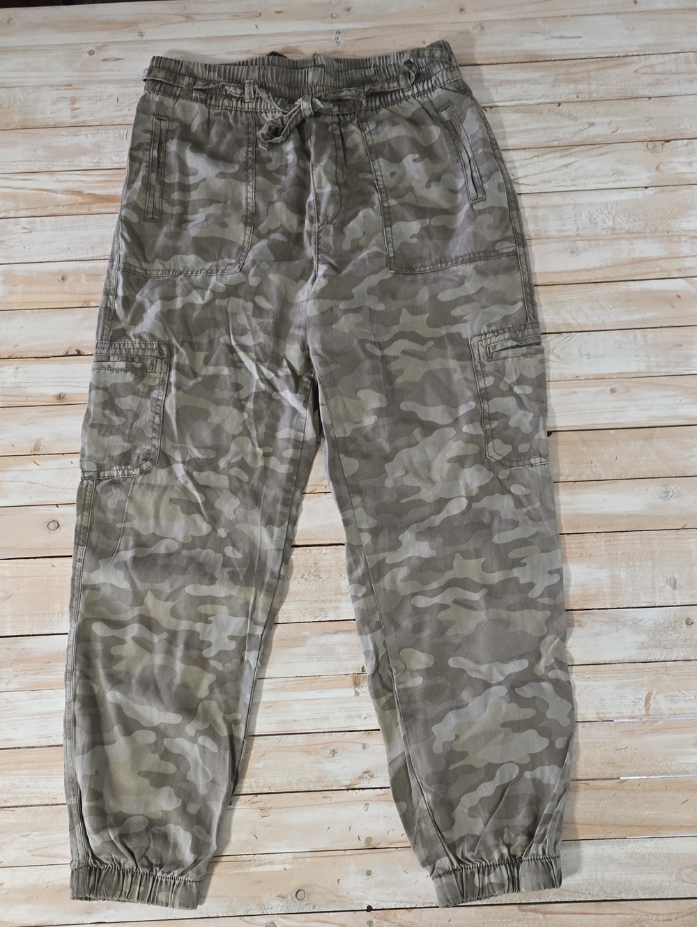 NWT American Eagle Women's Camo Cargo Jogger Pants Gray Green Sz M